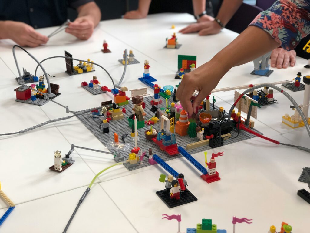 LEGO®️ Serious Play®️ Systemmodell in einem Teamworkshop